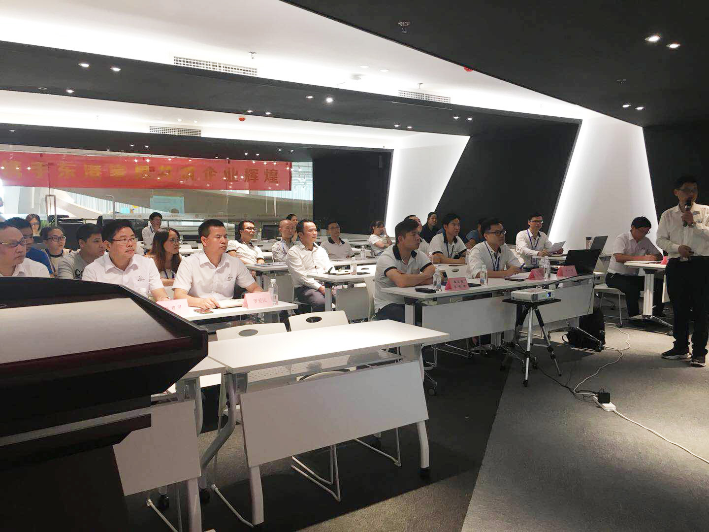 東港家具階段總結(jié)║攜手改革勇攀高峰，披荊斬棘再添佳績(jī)！